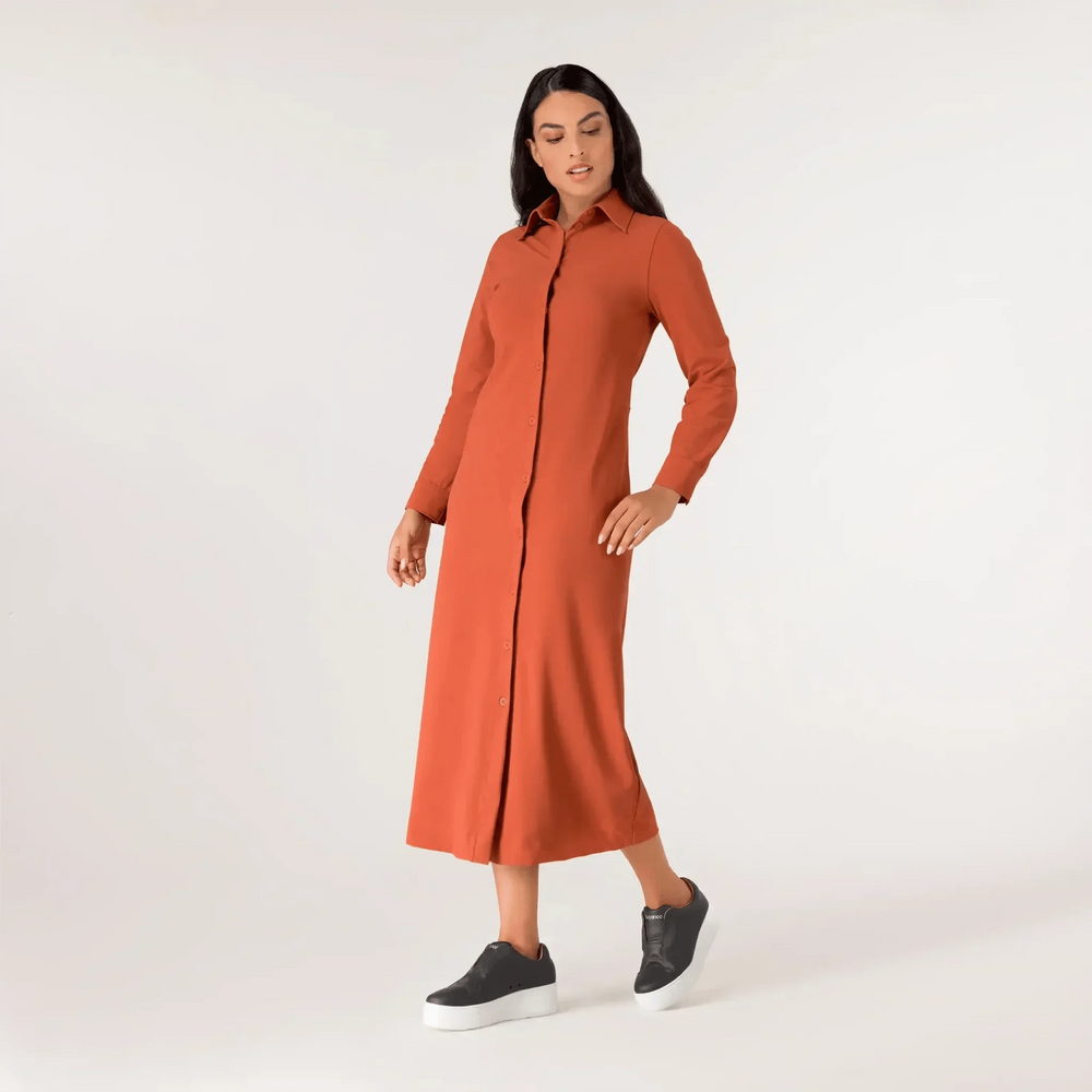 Turmeric abaya-style button front dress with flowing fit & modest design - عارضة أزياء ترتدي فستان بستايل العباية باللون الكركمي بأزرار أمامية وقصّة محتشمة وانسيابية