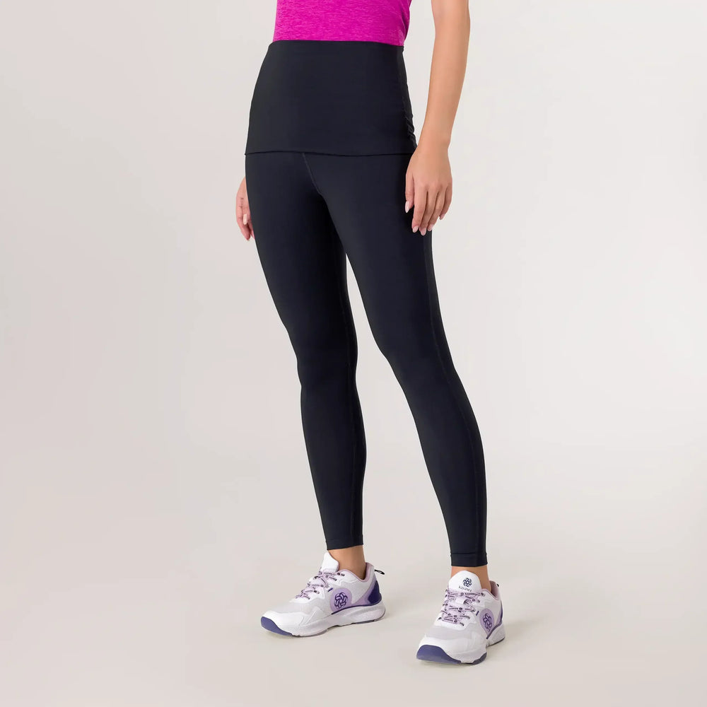 Black Rhythm fold-over leggings from the Kayanee Dance Fit (KDF) collection - عارضة أزياء ترتدي ليقنز "ريذم" أسود من مجموعة كياني دانس فيت
