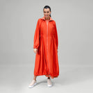 Turmeric orange zip front parka with utility pockets & longline shape - عارضة أزياء ترتدي باركا برتقالي كركمي بسحاب وجيوب عملية