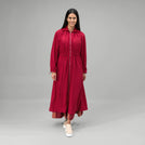 Grape red zip front parka with adjustable waist & longline cut - عارضة أزياء ترتدي باركا أحمر عنابي بسحاب أمامي وخصر قابل للتعديل وقصّة طويلة