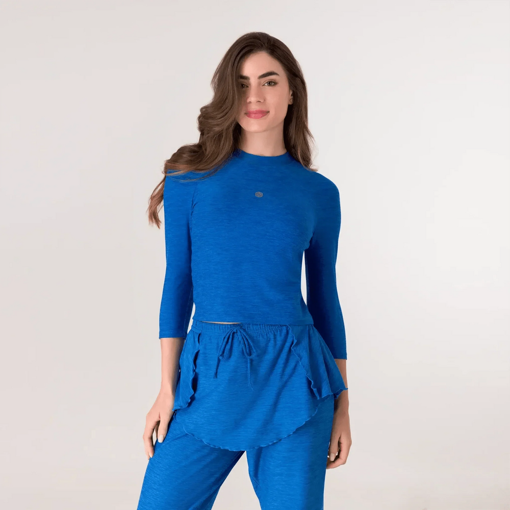 Blue Rhythm cropped top from the Kayanee Dance Fit (KDF) collection - عارضة أزياء ترتدي توب قصير "ريذم" باللون الأزرق من مجموعة كياني دانس فيت